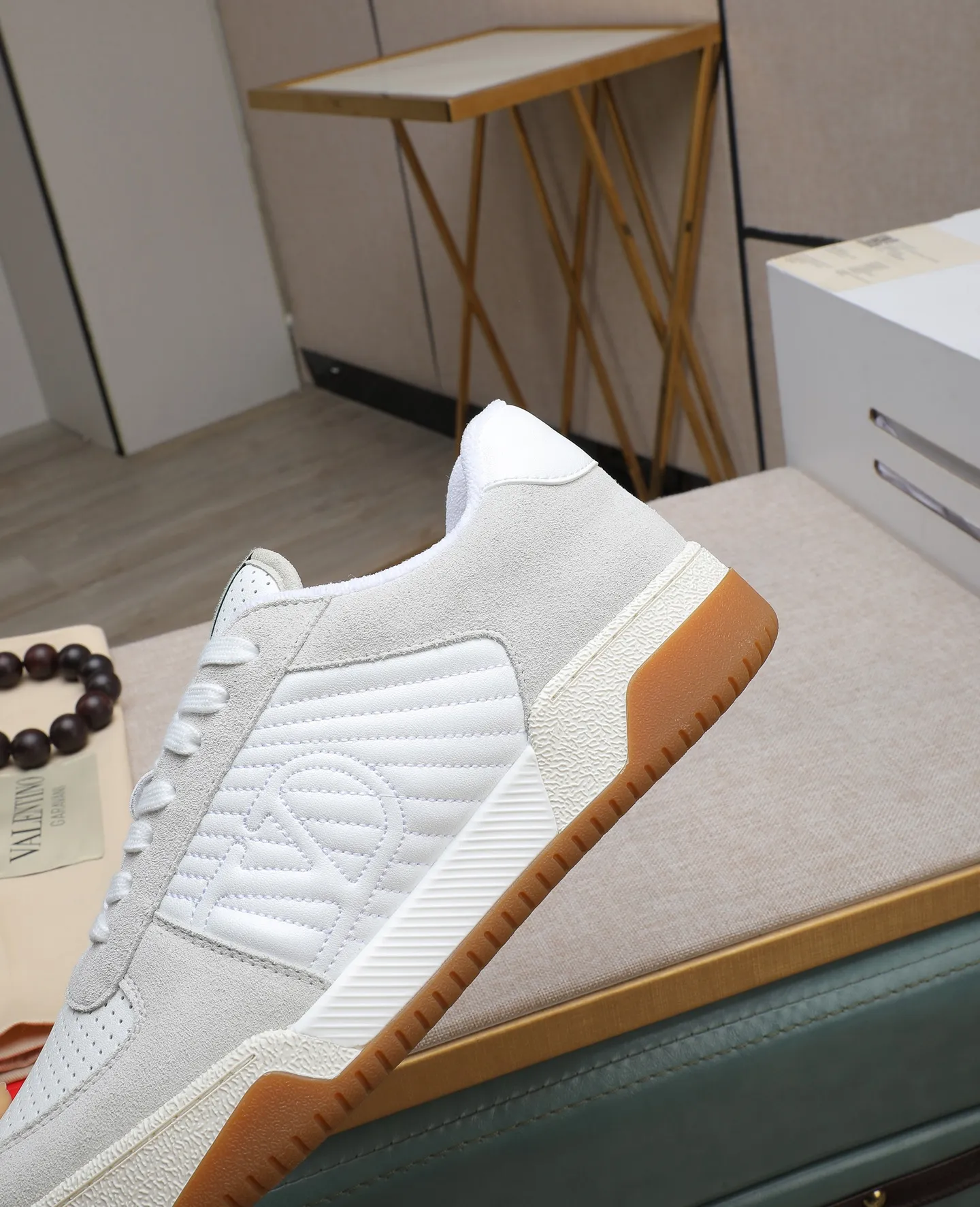 Men's shoes 💰740【Valentino】Couples model, size: Men's model 39-44 (45 customized) Valentino Valentino Couple model Joie de Jouer series Velcro Thick sole Bread shoes Couple model Casual sports shoes White shoes Original purchase and development Production Joie de Jouer series The style is simple but not out of style. The pure white base is paired with fresh green and soft beige, and the unique Velcro design highlights your personality. Every detail tells fashion and quality. Wear it, take a confident step, and start the trend journey. Delivered in exquisite packaging🛍📦 ▪️Material: Original custom imported first-layer cowhide ▪️Inner lining: Original custom made soft sheepskin lining ▪️Outsole: Original open-molded non-slip TPU material ▪️Sole thickness: 3.5CM